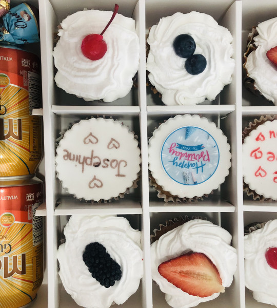 9 pieces cupcakes with drink