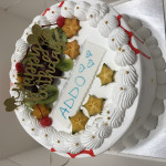 round cake with fruits