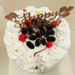 round cake with fruits