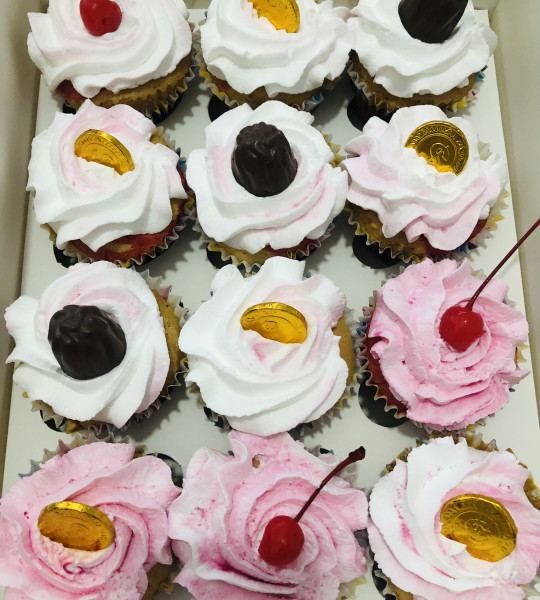 12 pieces cupcakes with fruits