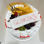 round cake with fruits