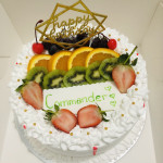 round cake with fruits