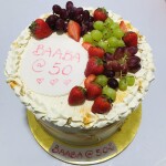 round cake with fruits