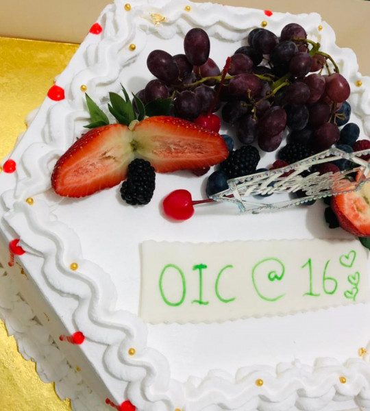 hexagon cake with fruits