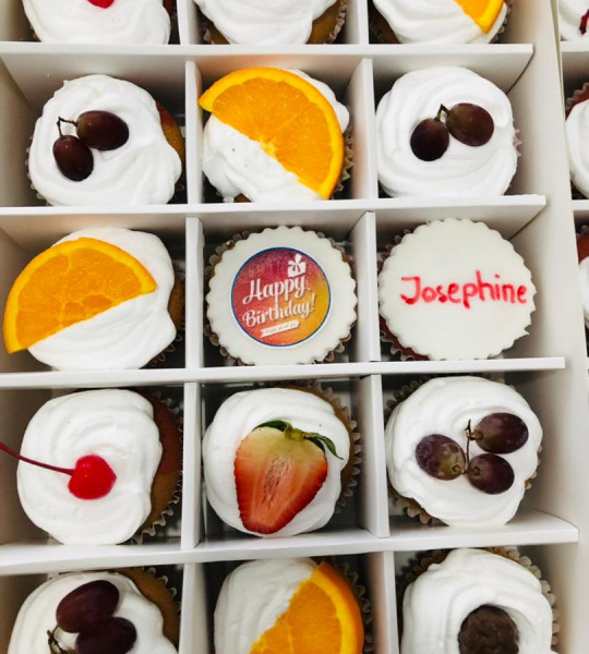 15 pcs cupcakes with fruits