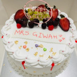 round cake with fruits