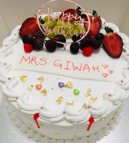 round cake with fruits